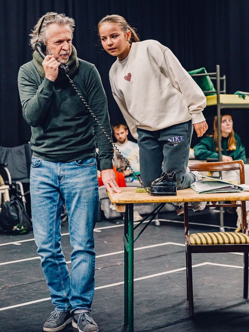 Full cast schittert tijdens de open repetitie van Annie De Musical