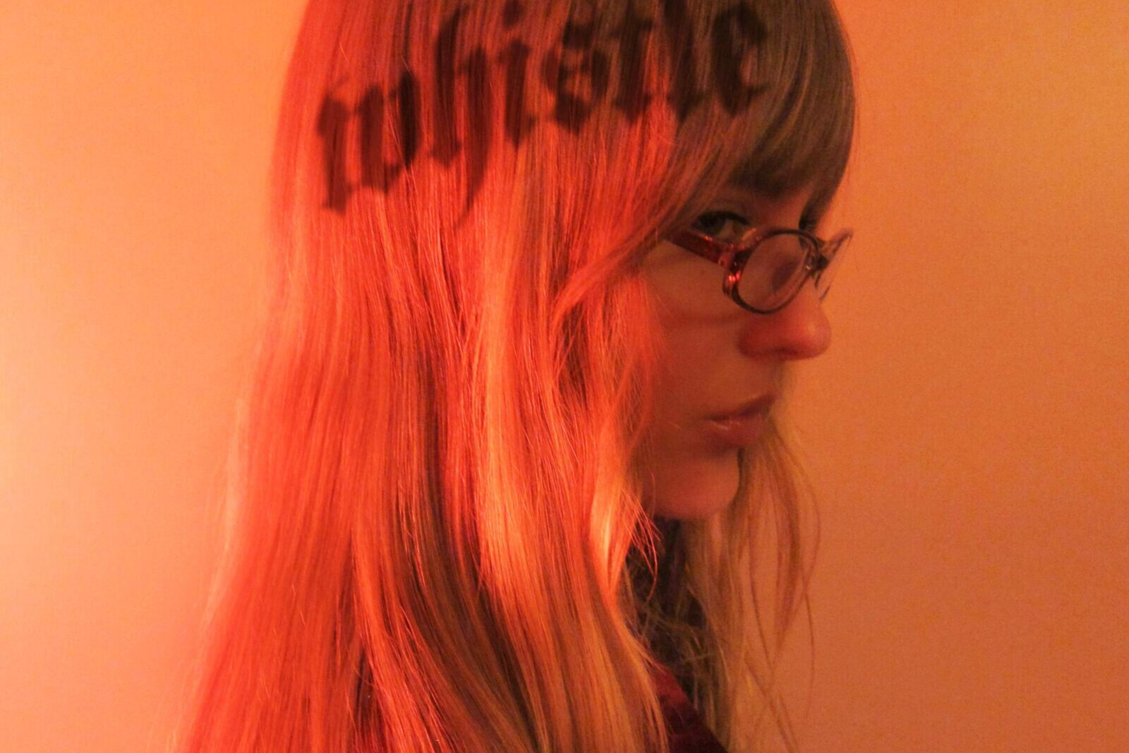 Victoria releases "WHISTLE"