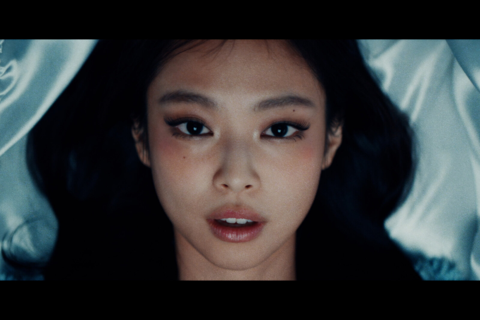Jennie & Dominic Fike releases "Love Hangover" 