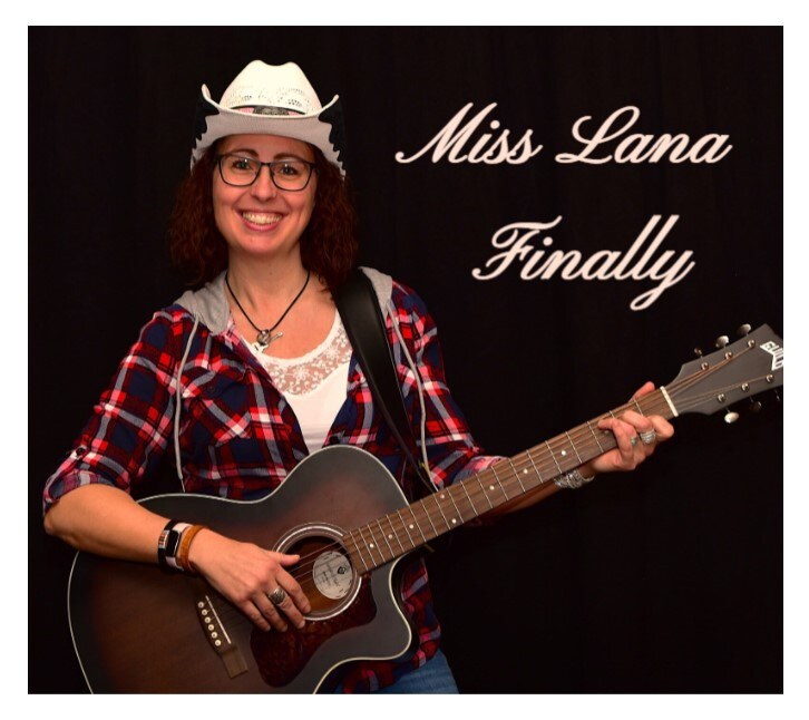 Met ‘Finally’ stapt Miss Lana in de voetsporen van Shania Twain 