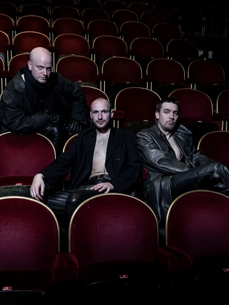 HAMLET wordt een uitdagende oefening in grotesk, fysiek theater.