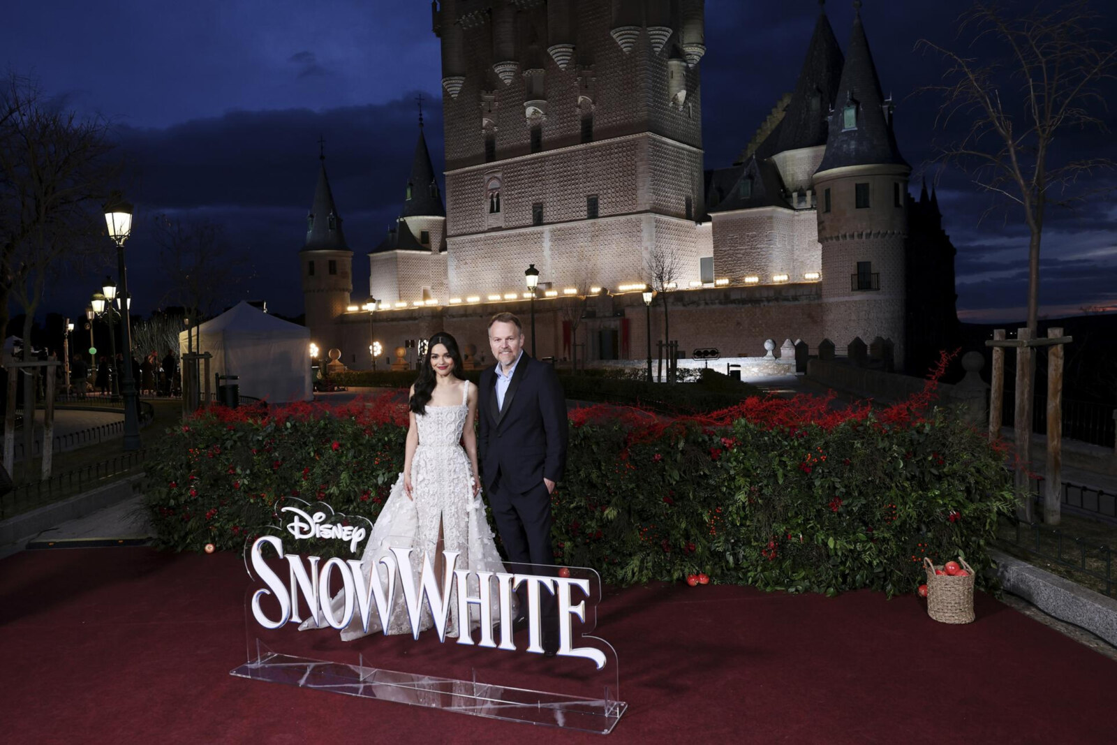 Rachel Zegler uit "Disney's Snow White" brengt "Waiting on a Wish" bij het Alcázar van Segovia kasteel