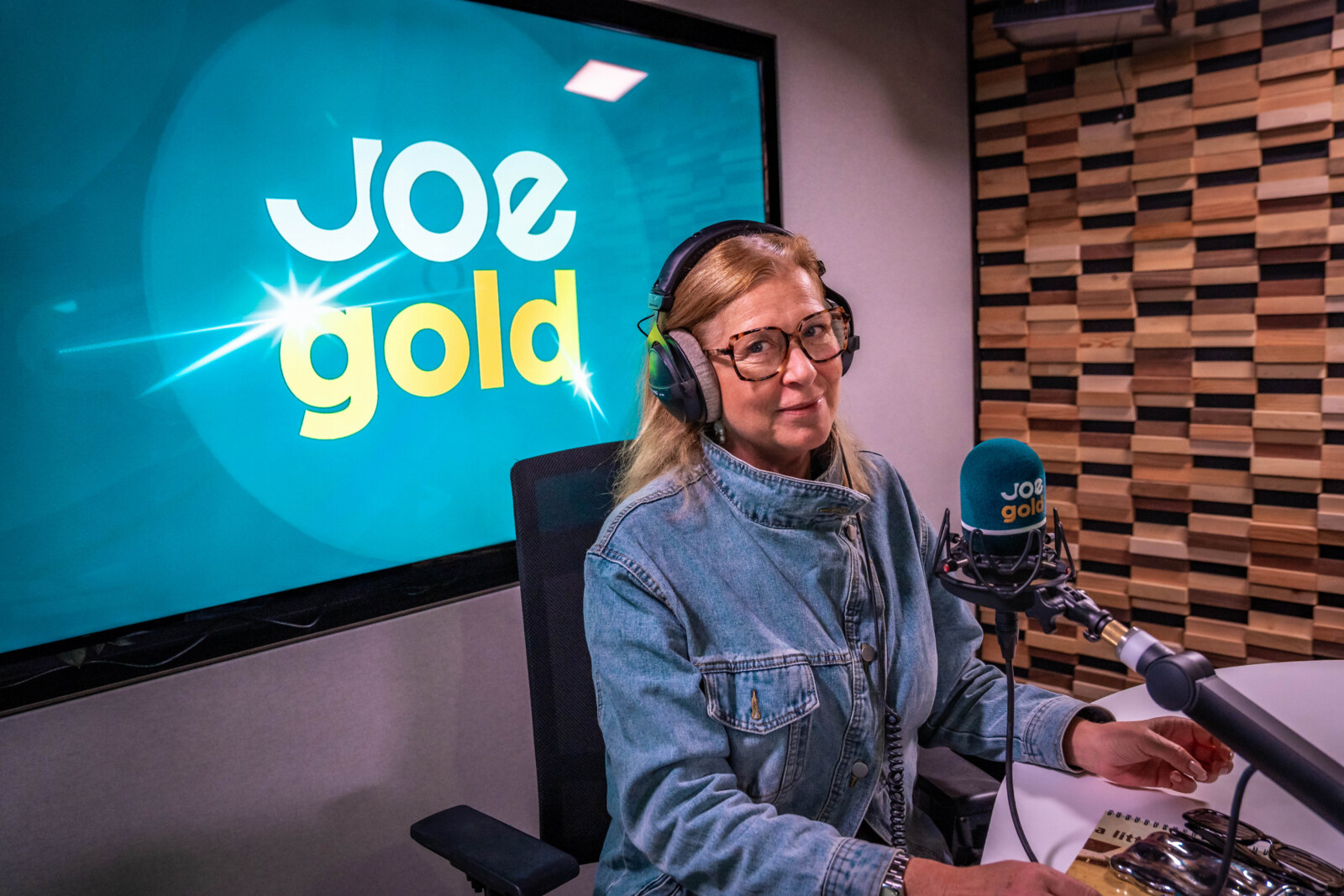 Barbara Sarafian wordt radiopresentatrice bij JOE Gold en viert haar idool in gloednieuwe reeks ‘Elton John Forever’ 