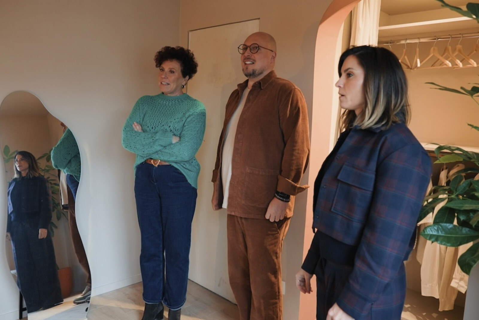 Jurylid Cerina voert een grondige inspectie uit in Huis Gemaakt, misschien iets té grondig…