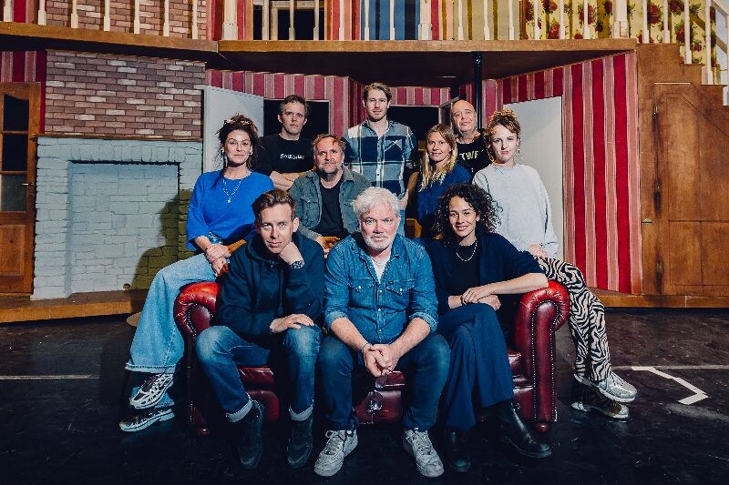 Repetities Stilte Aub! in decor volop bezig: technisch hoogstandje dat het publiek meeneemt achter de schermen van een theatergezelschap
