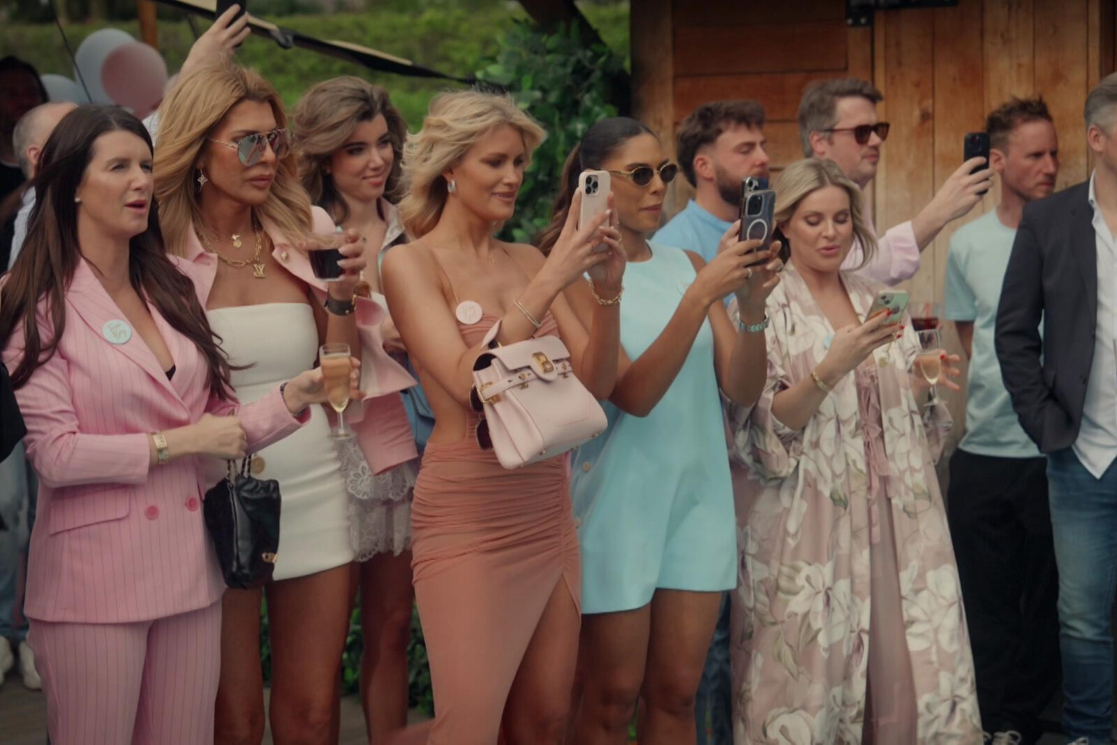 Roze, blauw of drama? Julie’s gender reveal neemt een verrassende wending in The Real Housewives Of Antwerp