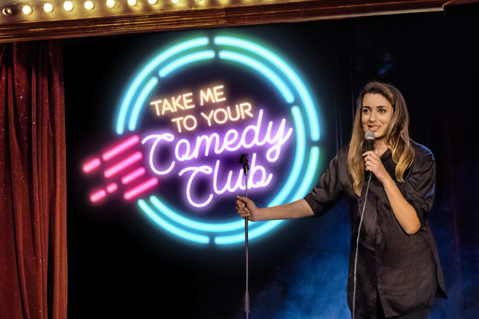 Stand-up comedian Serine Ayari gaat over de landsgrenzen op zoek naar humor in 'Take me to your comedy club'
