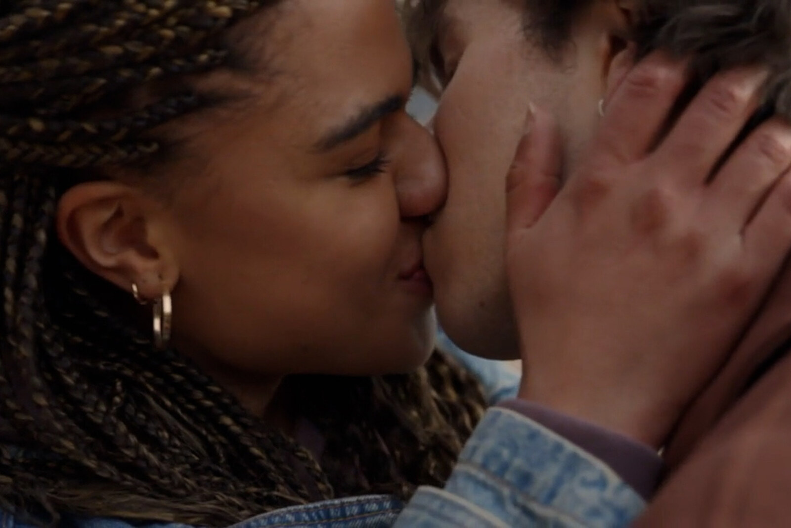 Eindelijk! De eerste kus tussen Robin en Therèse in Thuis - Een moderne Romeo en Julia in de maak?