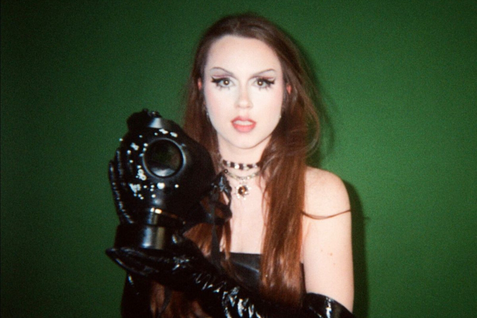 Gilanares unleashes her stunning debut EP, your brain is in the sink,