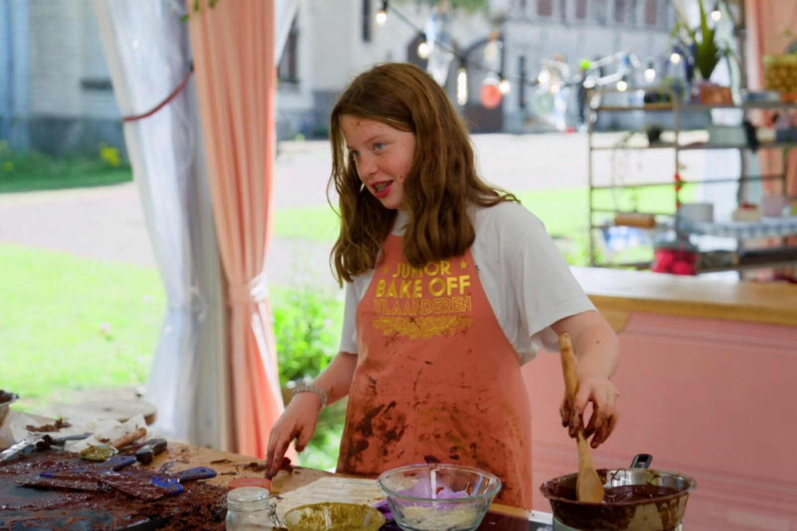 Jolien maakt er een smerig boeltje van in de Bake Off-tent: "Kan je de tent nóg vuiler maken?"