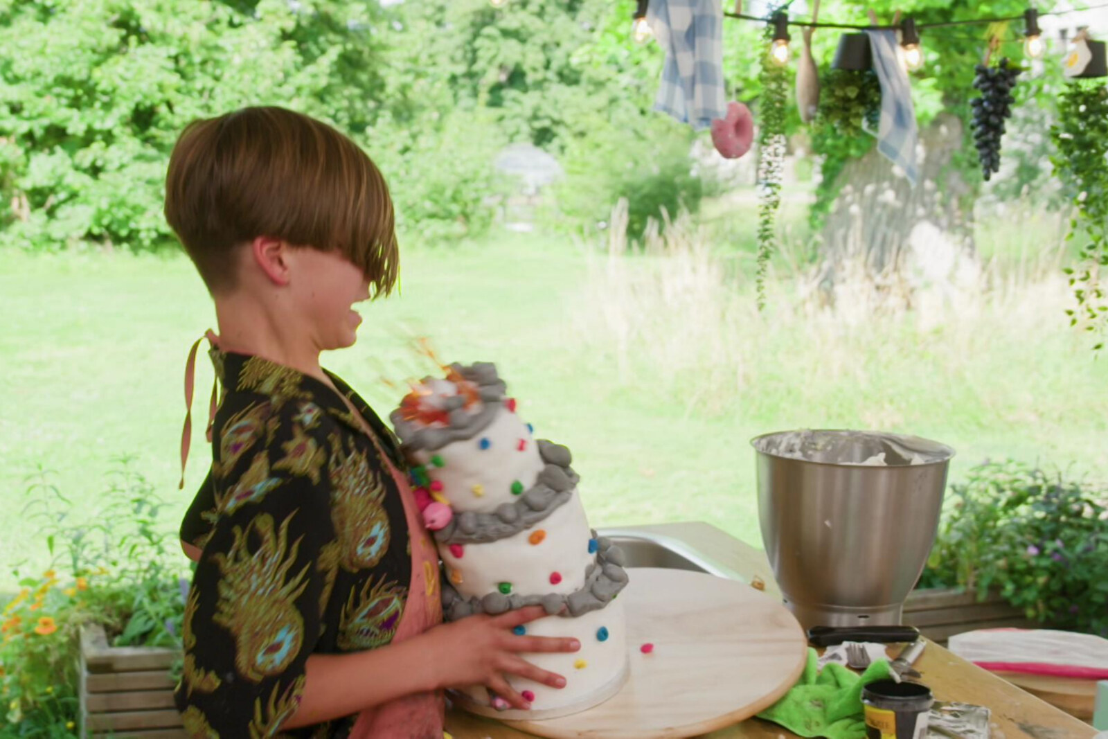 Finale van Junior Bake Off zorgt voor stress en tranen in de baktent: "Mijn taart is gevallen!"