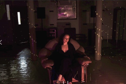 Laura Groves kondigt EP aan met single Deep Blue