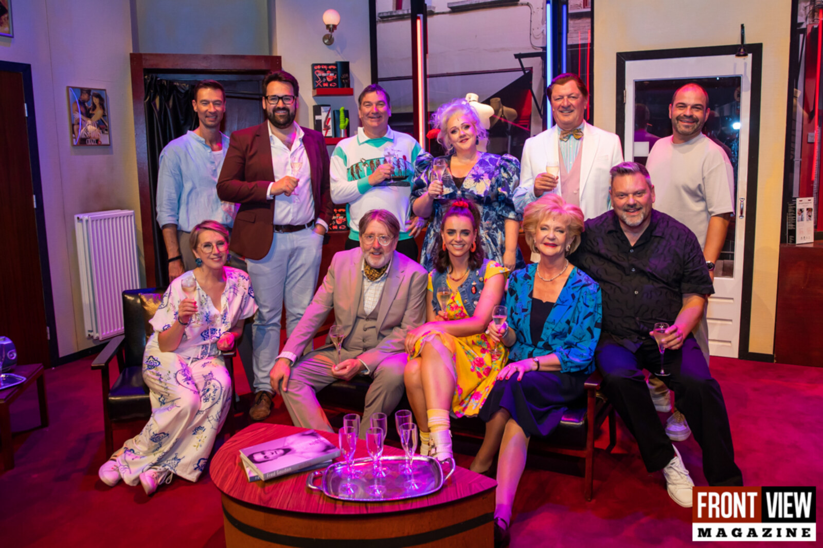  Feestelijke première van zomerse komedie ’T SCHIPPERSKWARTIER: het Fakkeltheater kleurt rood van plezier.