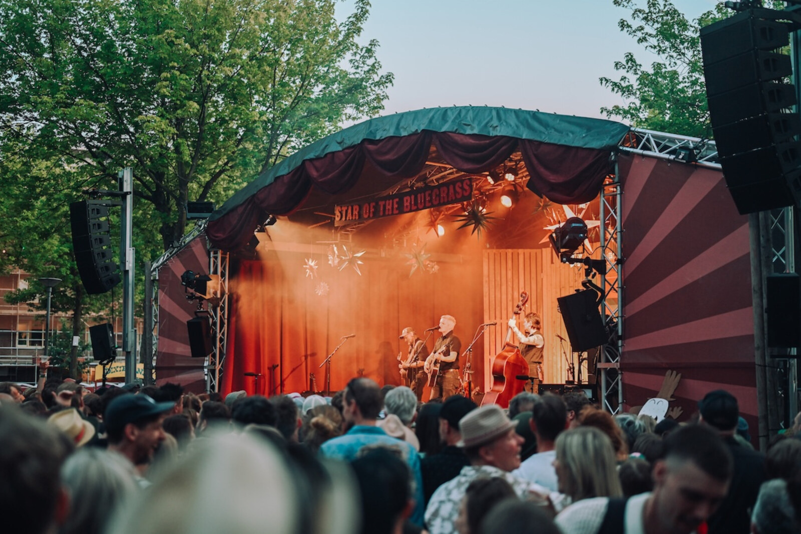 Rotterdam Bluegrass Festival 2025 zet ondanks regen ruim 11.000 bezoekers in vuur en vlam