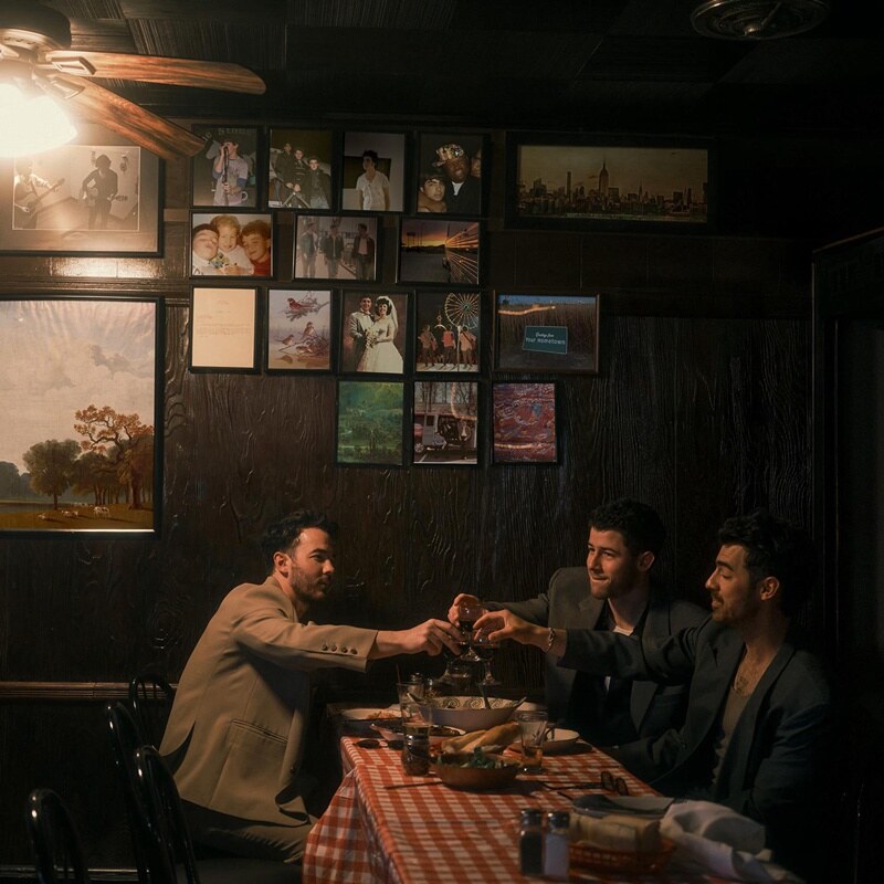 Jonas Brothers release new album 'Greetings From Your Hometown' !