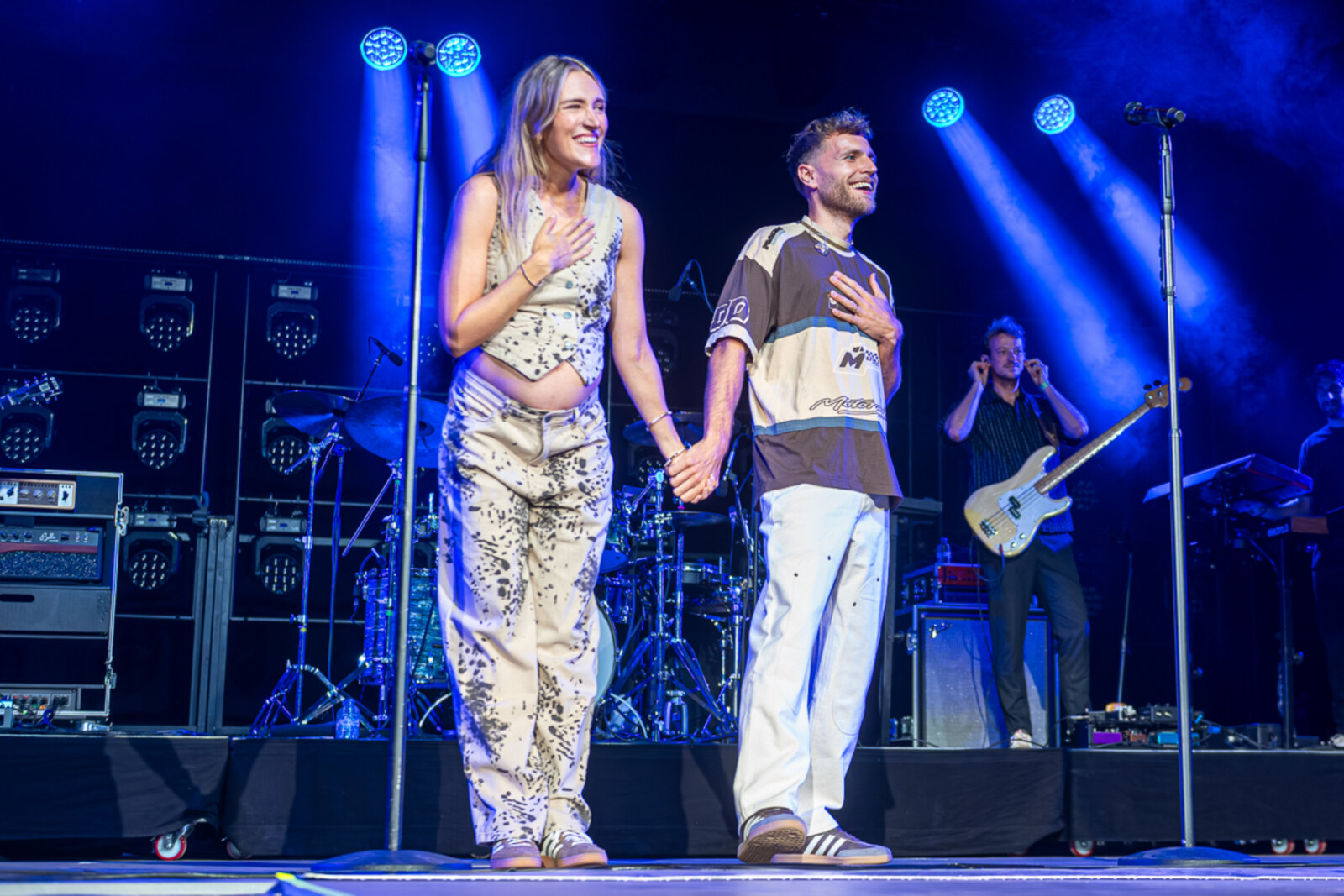 Emotioneel Rijvers omarmt Suzan & Freek met minutenlang applaus, live huwelijksaanzoek in publiek