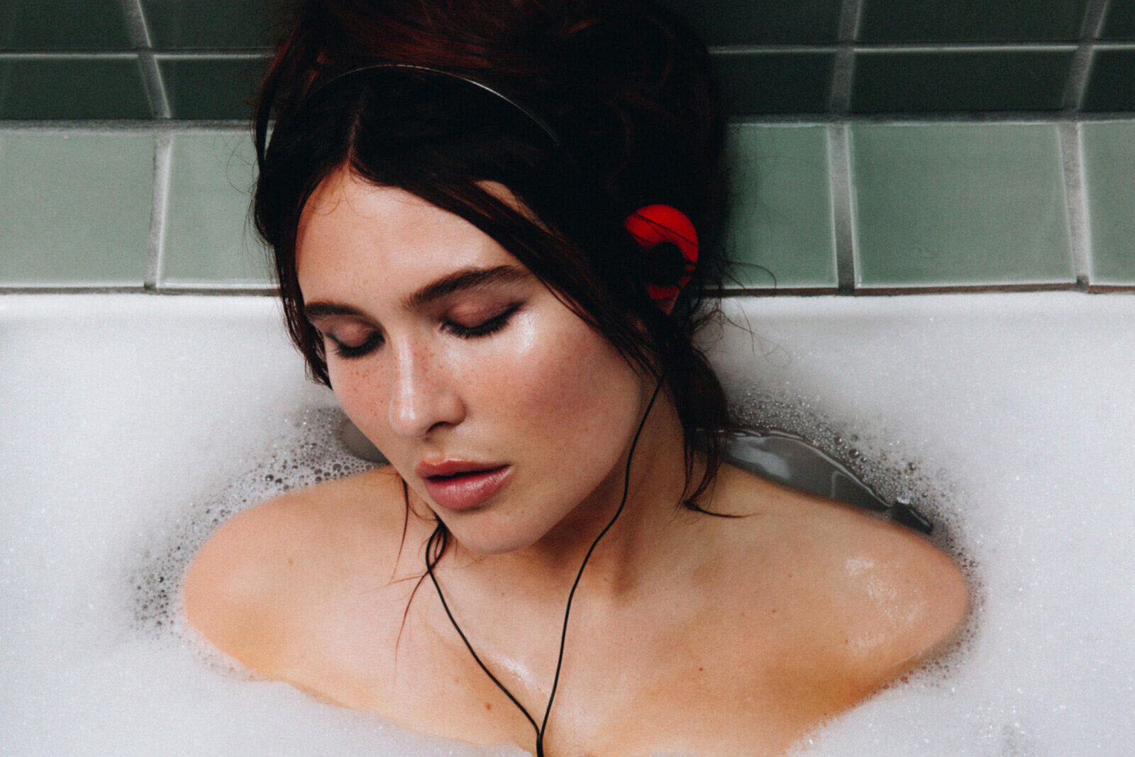 Mimi Webb releases "You Don't Look At Me The Same"