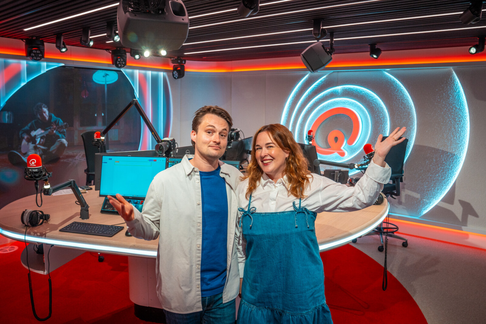 Q-dj’s Maarten & Dorothee mogen 100.000 euro weggeven als… ze blind ‘Het Contract’ tekenen