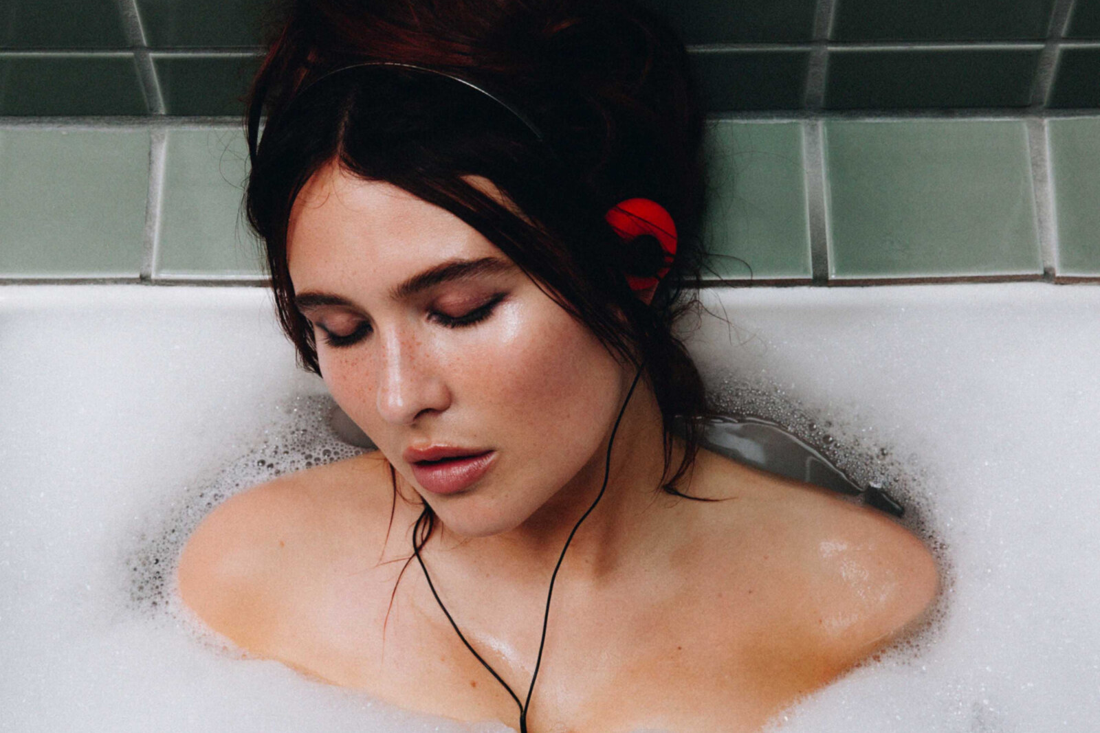 Mimi Webb releases "Confessions"