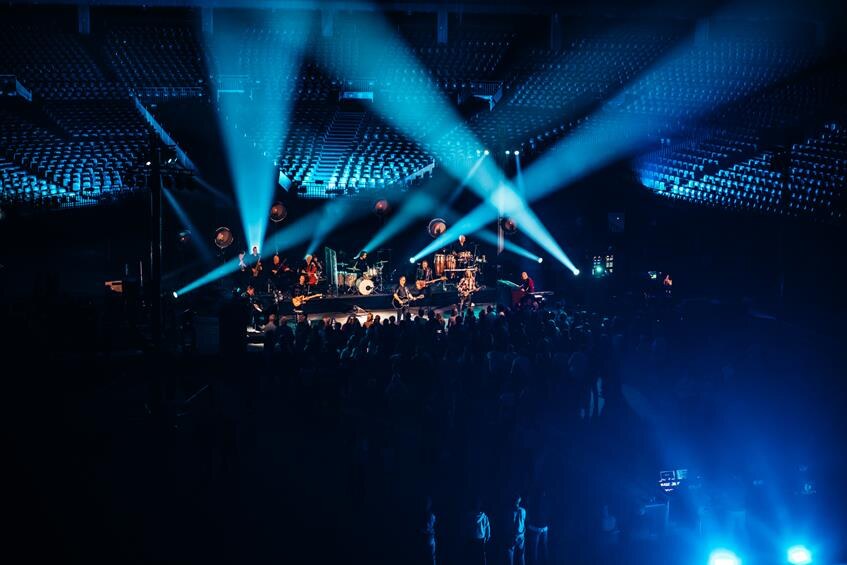 Guus Meeuwis warmt Antwerpse AFAS Dome op met intiem mini-concert