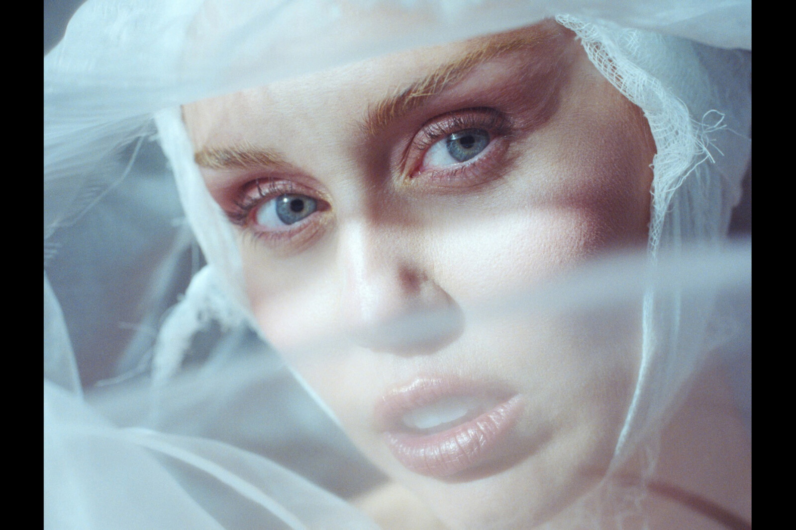 Miley Cyrus feat. Lindsey Buckingham & Mick Fleetwood releases "Secrets" 