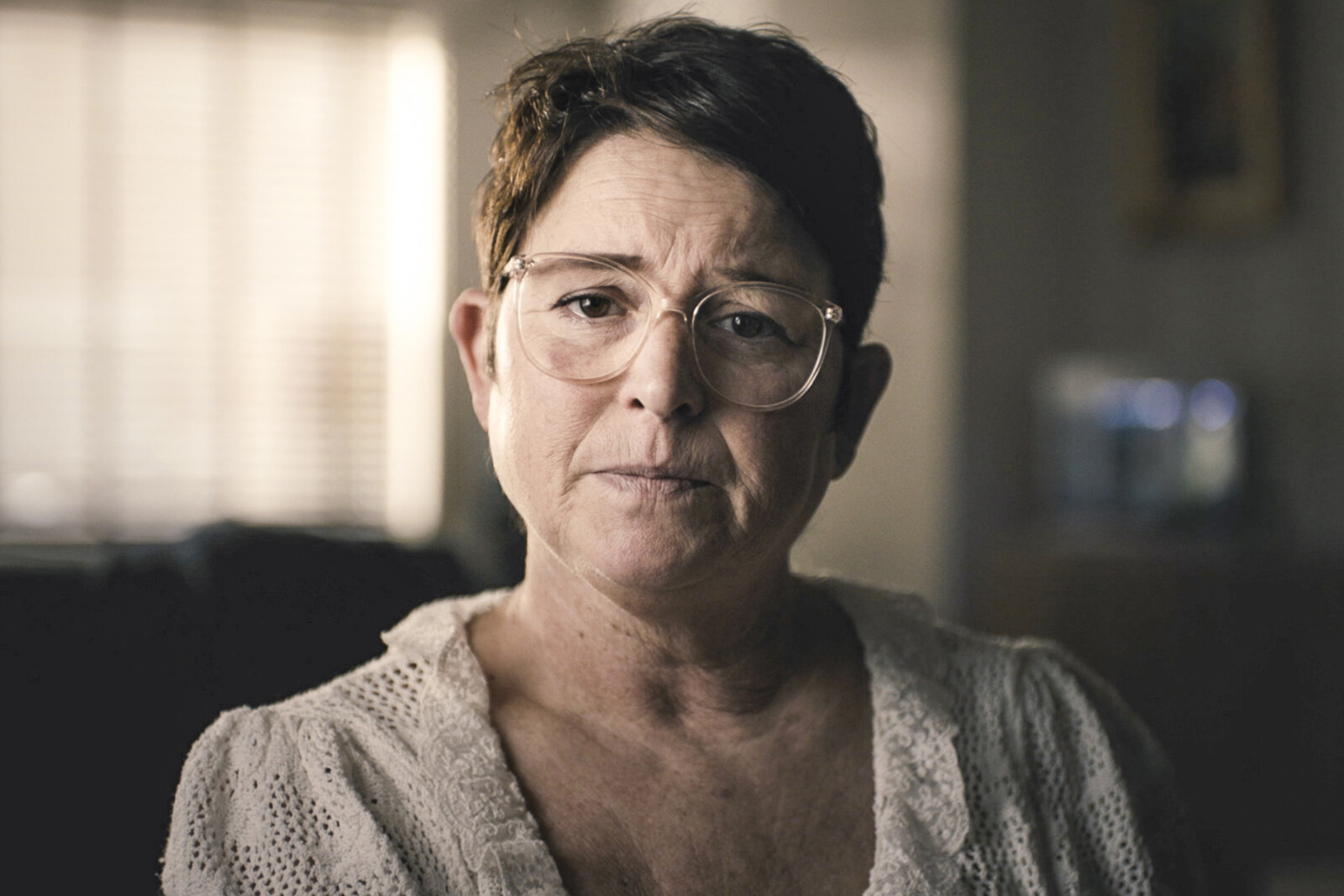 “Ze maakten mijn moeder wijs dat ik doodgeboren was”: slachtoffers getuigen over gedwongen adoptie in docureeks De Nonnen 