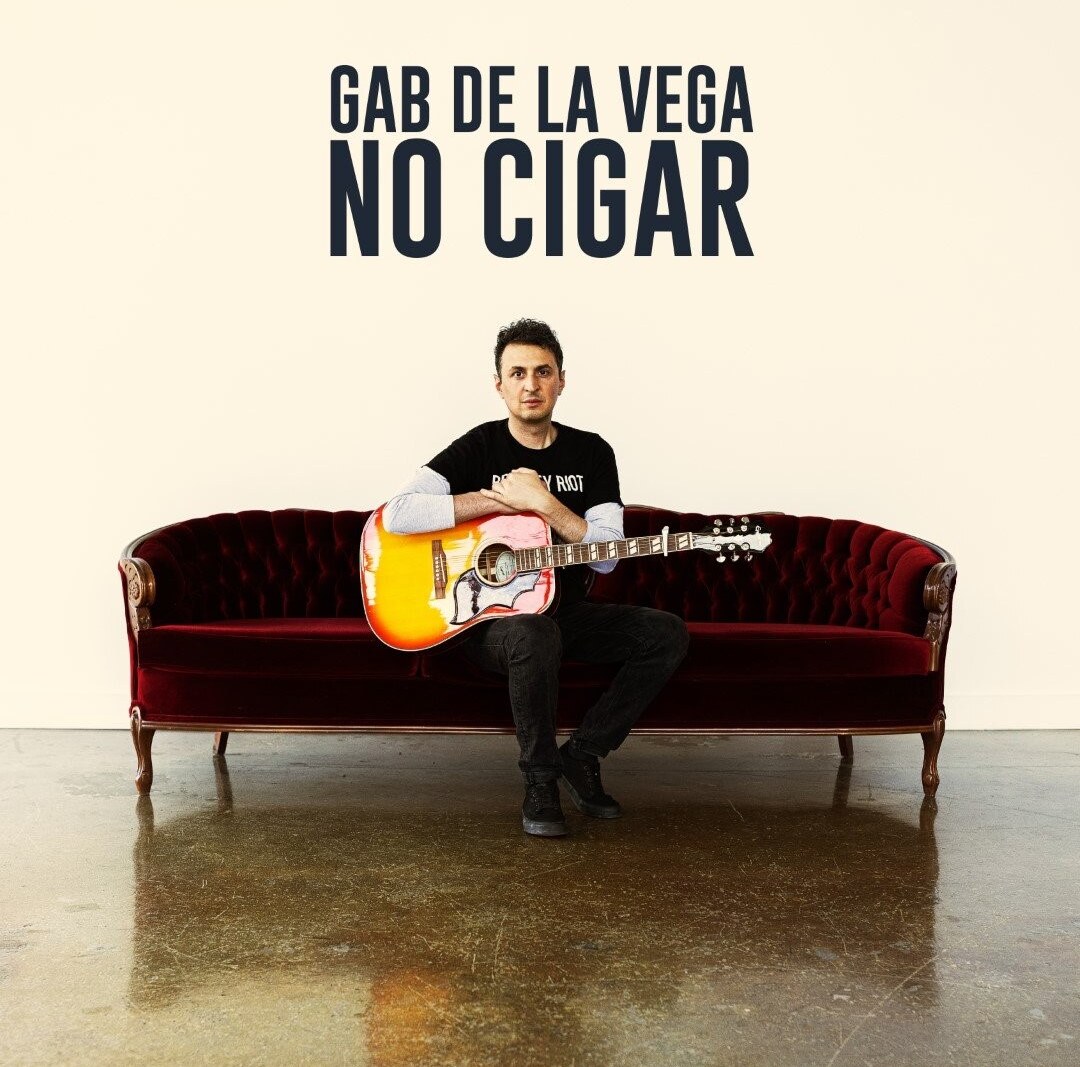Gab De La Vega reinterprets “No Cigar” by Millencolin in a personal and authentic acoustic version