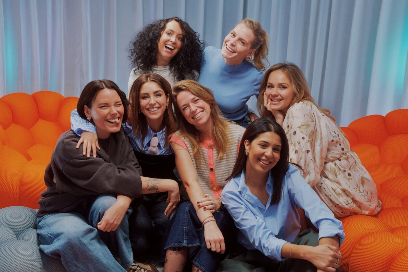 ‘De Mutti’s’ Dina Tersago, Anastasya Chernook, Stephanie Planckaert, Anke Buckinx, Jolien Roets en Sarah Mouhamou lanceren dé praatgroep voor mama’s in nieuwe podcast