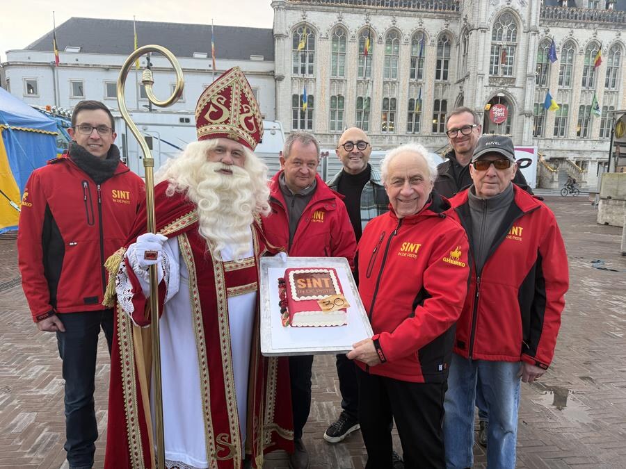 Sinterklaas trakteert met taart voor de 30ste editie van Sint in de Piste