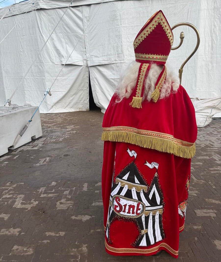 Disney-ontwerpster maakt nieuwe circusmantel voor de Sint van 'Sint in de Piste'