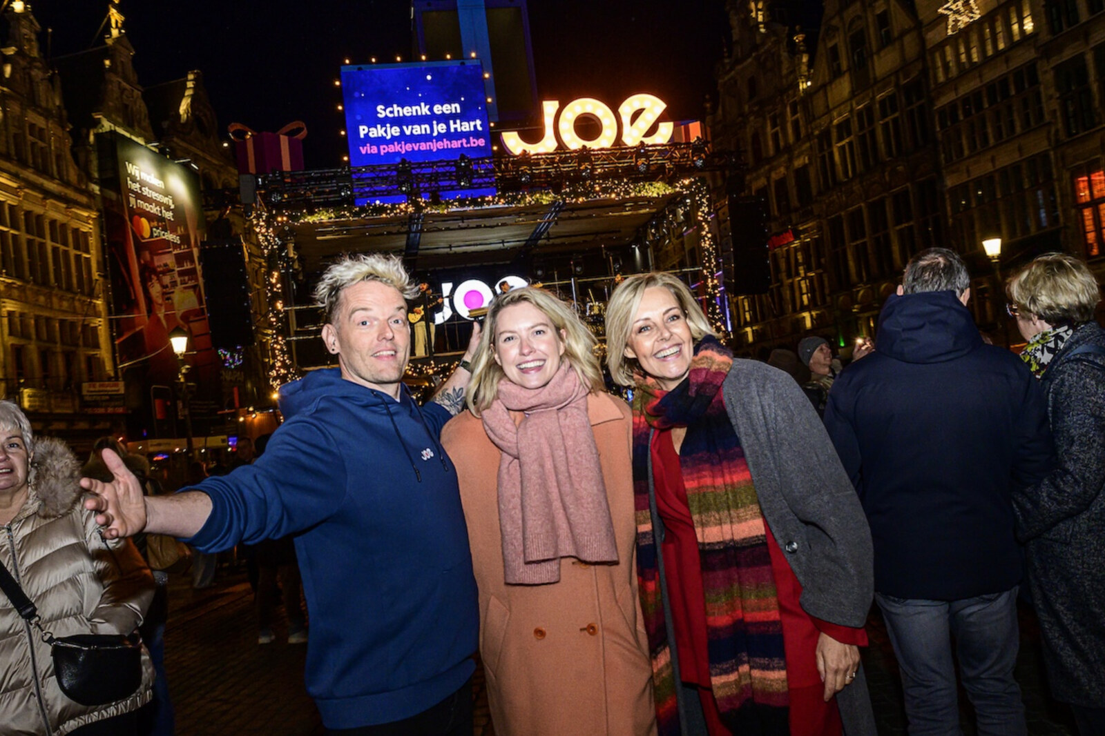 Kerstlichtjes aan, kippenvel verzekerd: JOE-dj’s Tom & Rani openen samen met burgemeester Els van Doesburg het JOE Christmas House