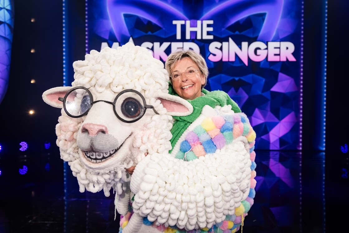 Ingeborg Sergeant is ‘uitgeblaat’ in The Masked Singer en kruipt uit het schattige pak van Schaapje