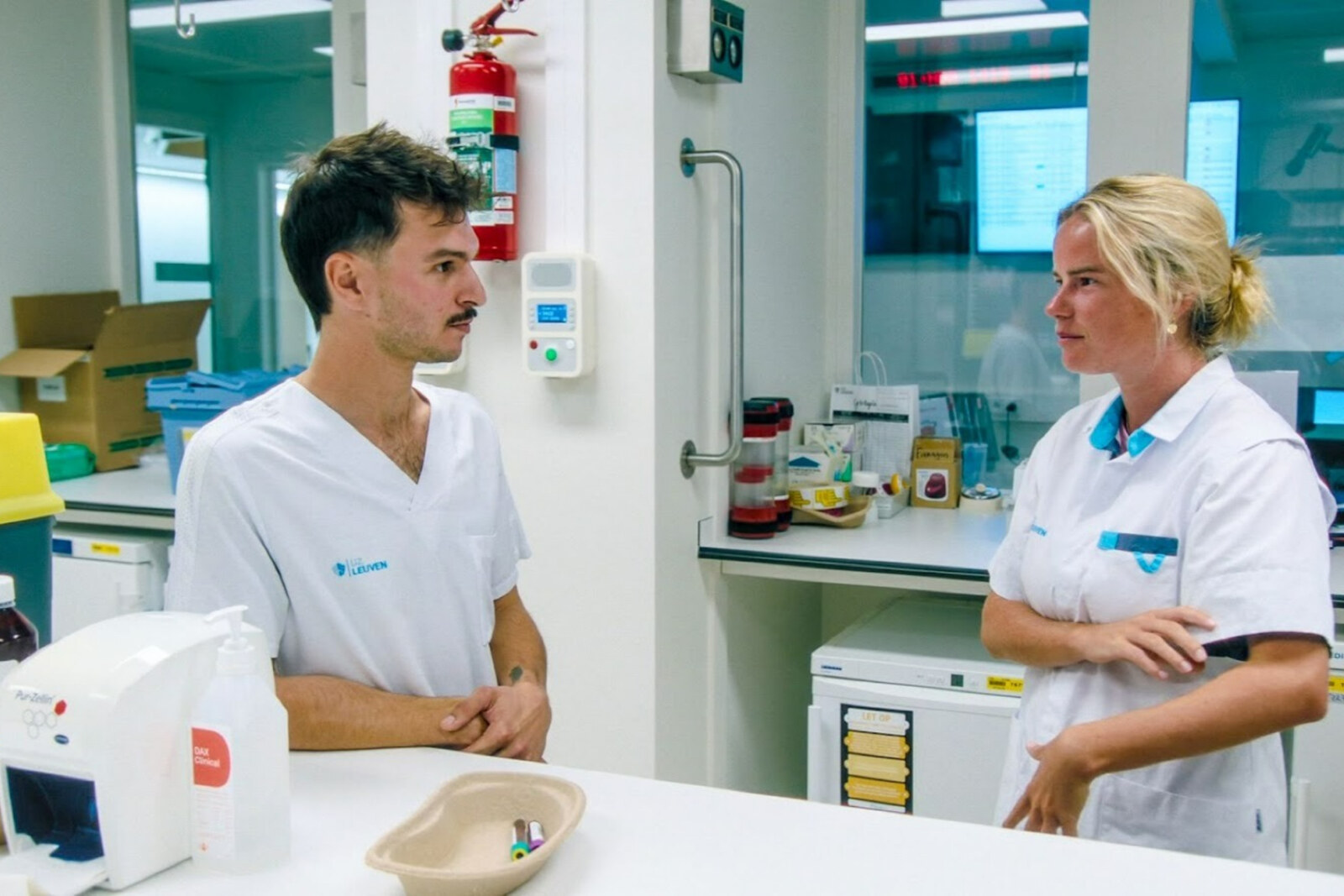 ‘Rosé is oké’, Elodie Gabias leert het vakjargon van urologie in Een Echte Job