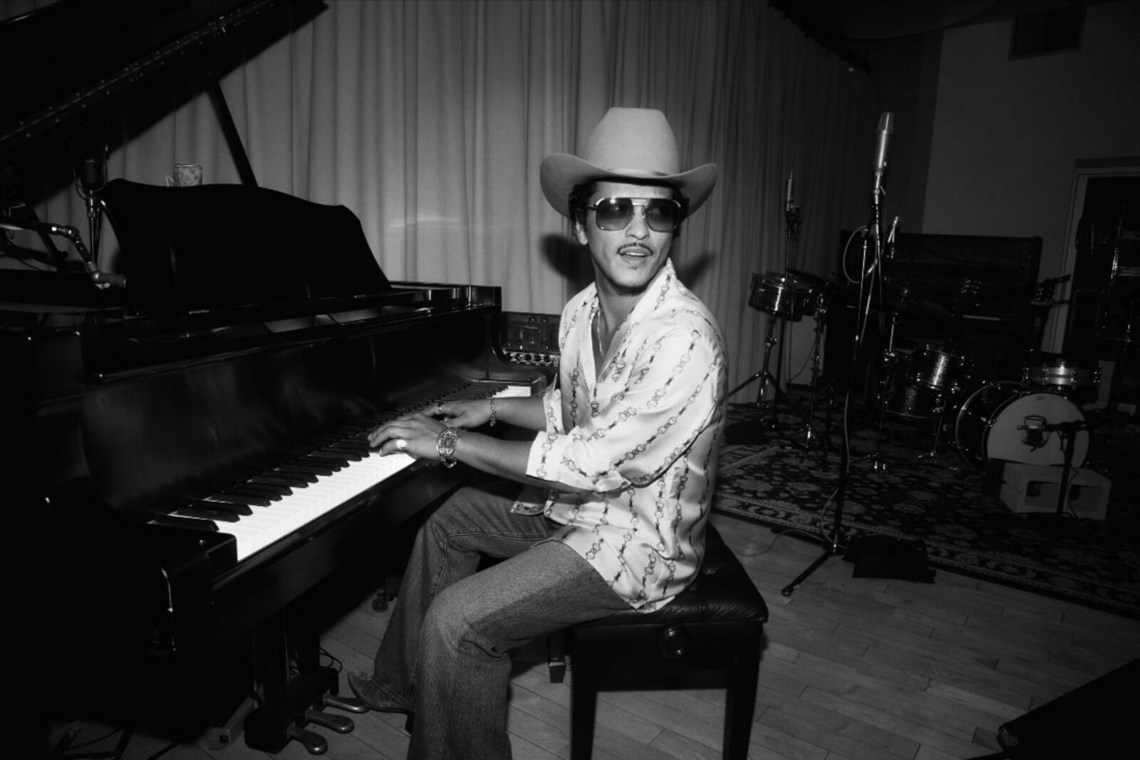 Bruno Mars keert terug met zijn langverwachte vierde album The Romantic