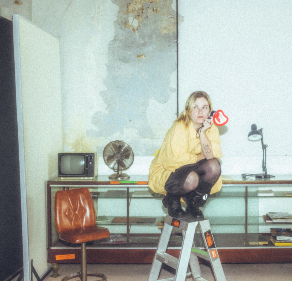 Romanie lanceert single Anything or anyone uit