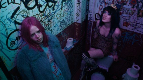 Pom deelt videoclip voor nieuwe single Lovers