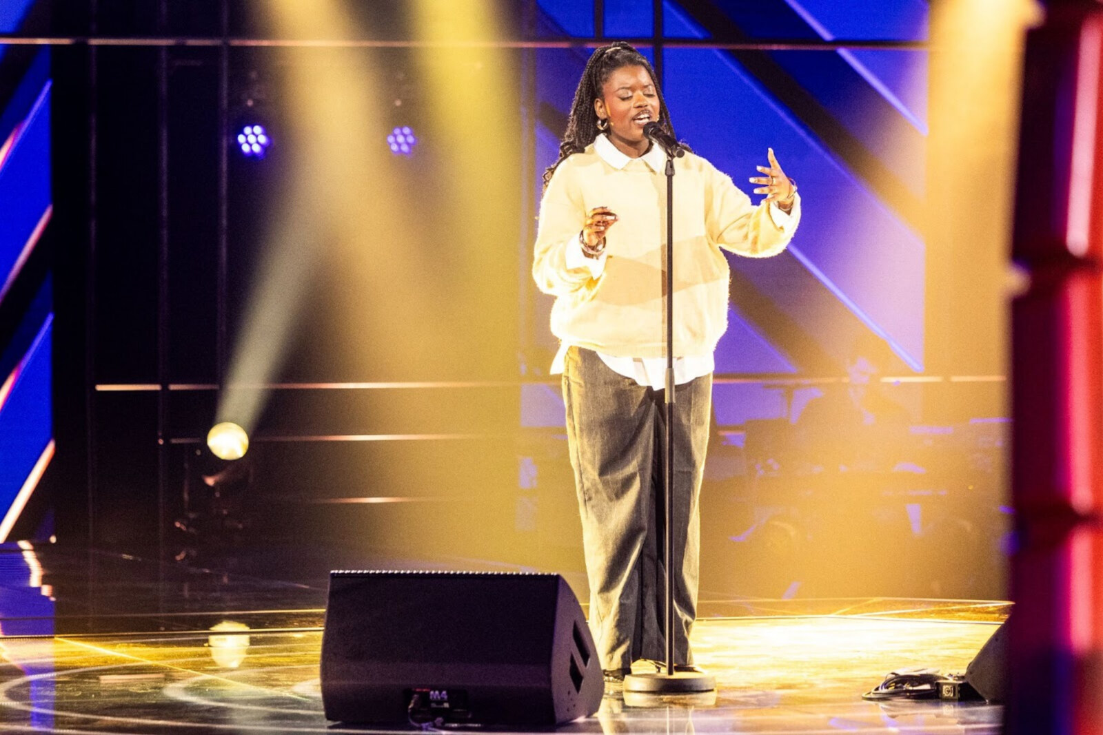 Van de kerk naar The Voice: pastoorsdochter maakt indruk met haar stem én met een song in het Lingala