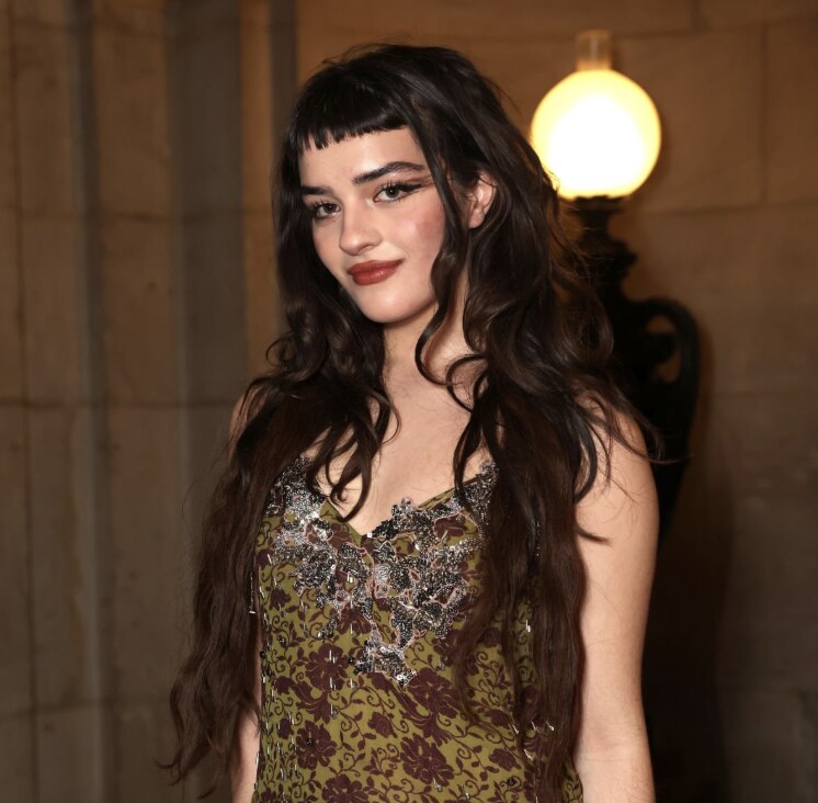 Gala Gragot is de stem op de Dries Van Noten show in Parijs