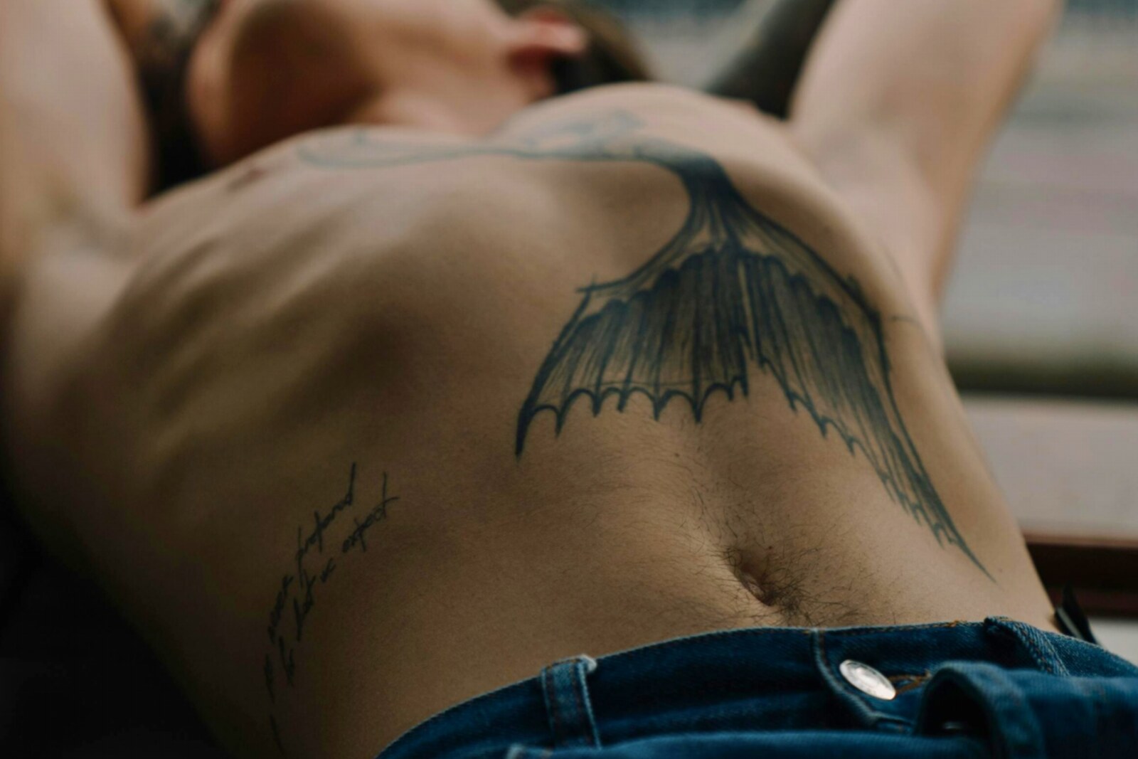 ‘I am dehumanized’: nieuwe single ‘Mermaid’ legt pijn trans bestaan bloot op Trans Day of Visibility