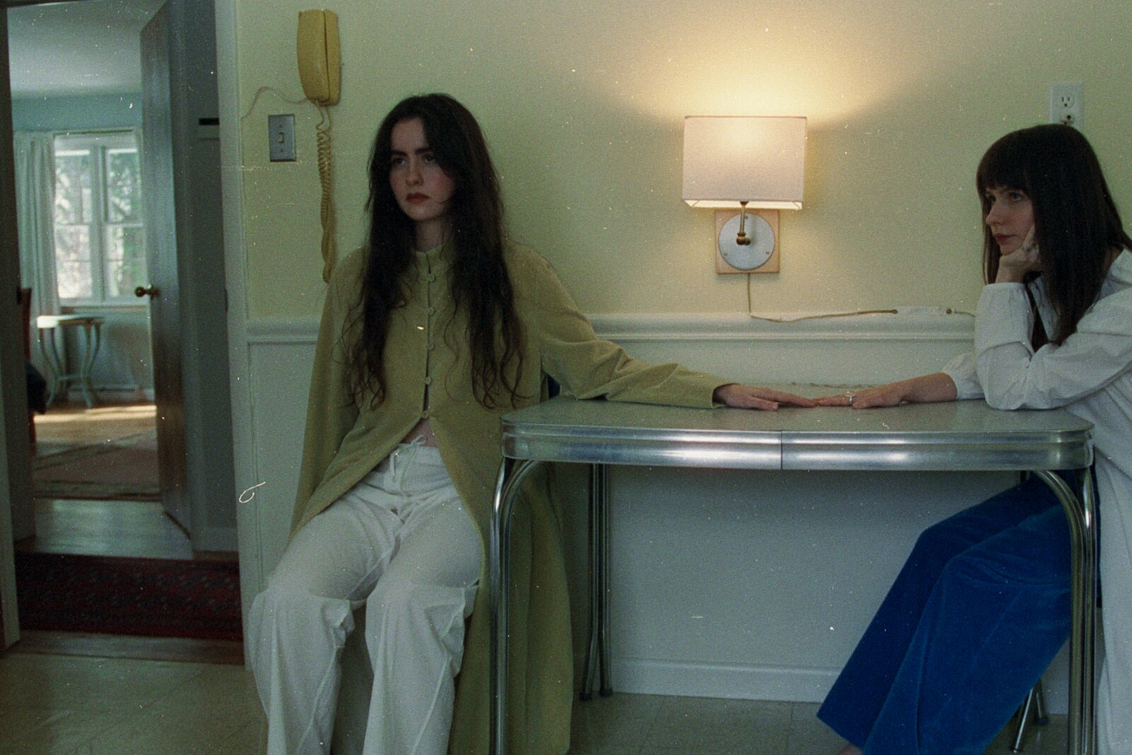 Folk sister duo Sarah Julia (NL) announce debut album + share new song “Conversation”