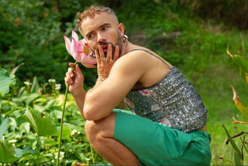 Olof Dreijer deelt dubbel-single plastic camelia/Laurel