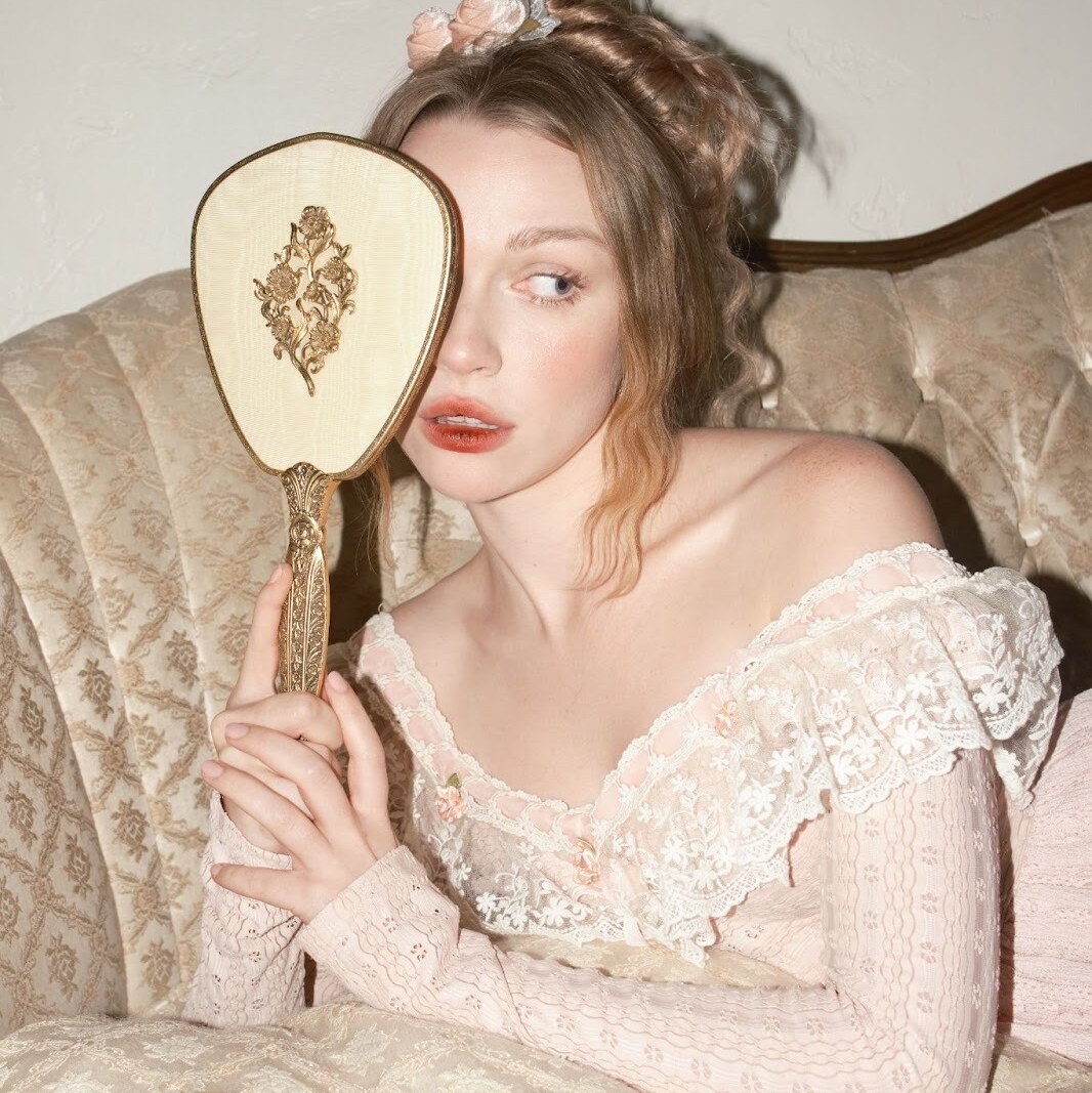 Mollie Elizabeth Releases “The Mirror” Out On Neon Gold Records