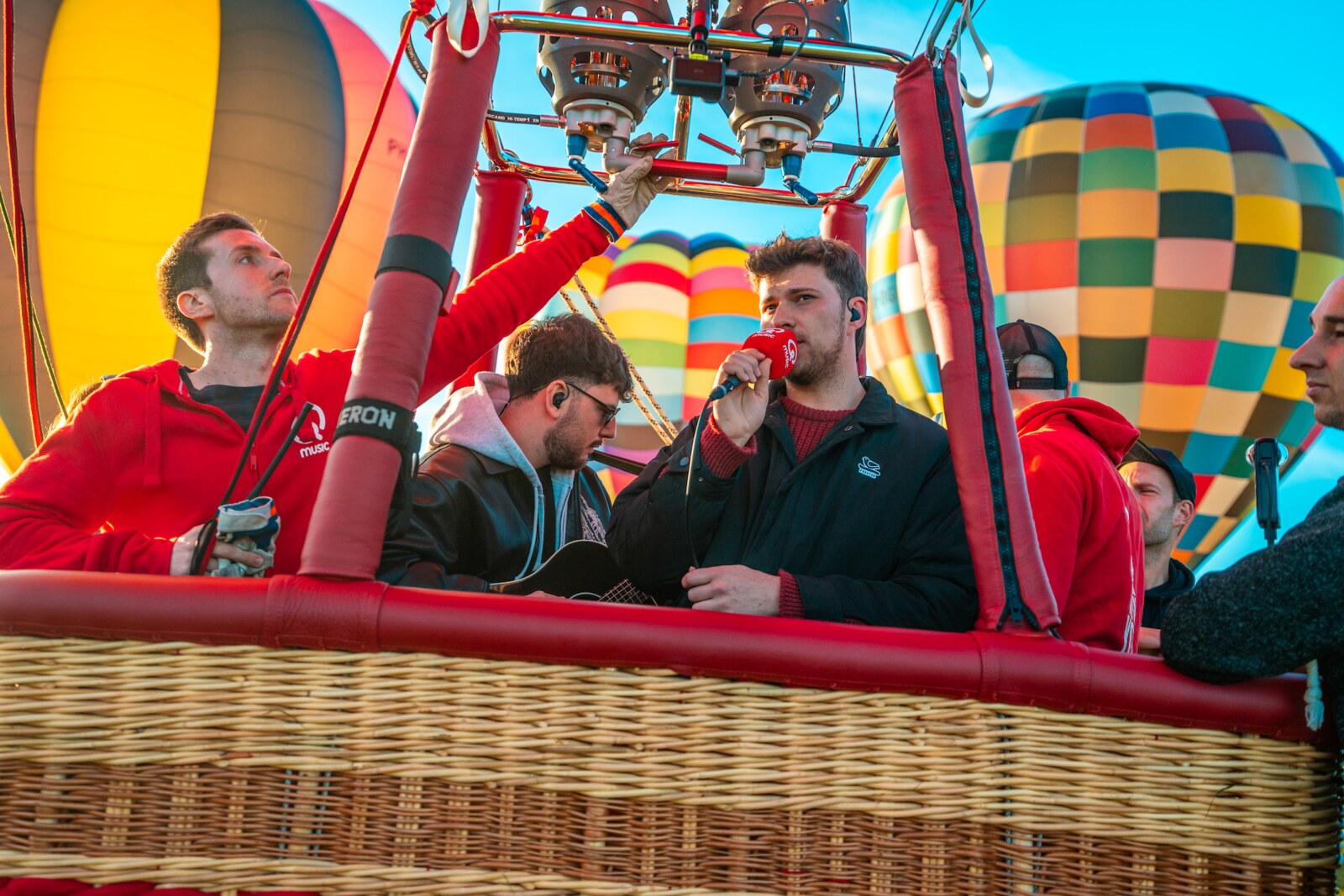 De lucht kleurt Q: Berre geeft in luchtballon van Qmusic spectaculaire showcase vanuit de lucht