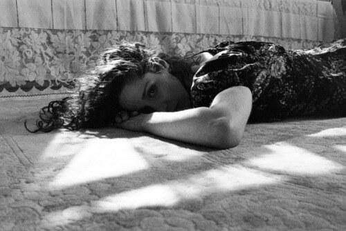Carly Hann deelt debuutalbum Alone