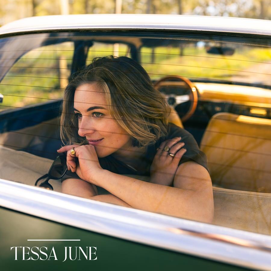 Vlaanderen valt massaal voor Tessa June: nieuwe single ‘Achterbank’ is het startschot van een hete zomer