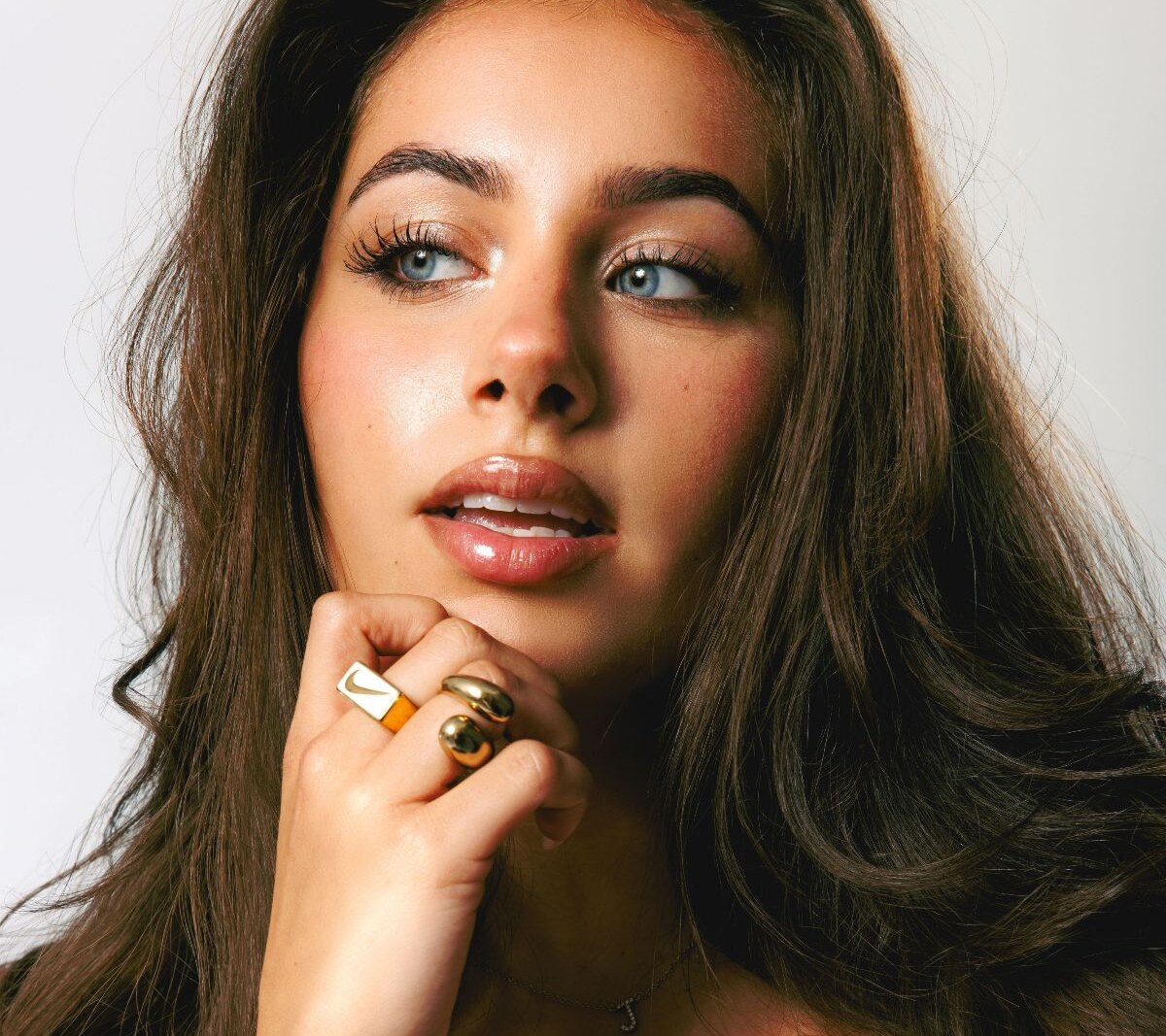 Janey tekent bij Warner Music en brengt eerste single Van mij is van mij uit