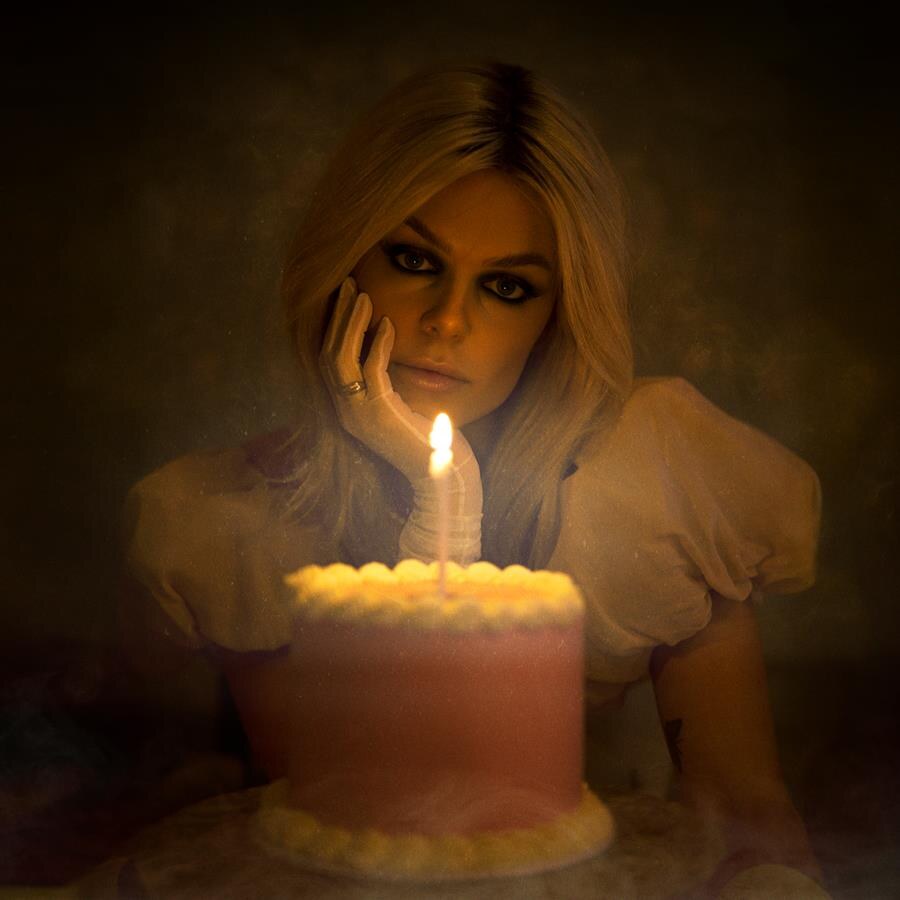 Davina Michelle brengt nieuwe single 'Would I Be Friends With Me?' uit