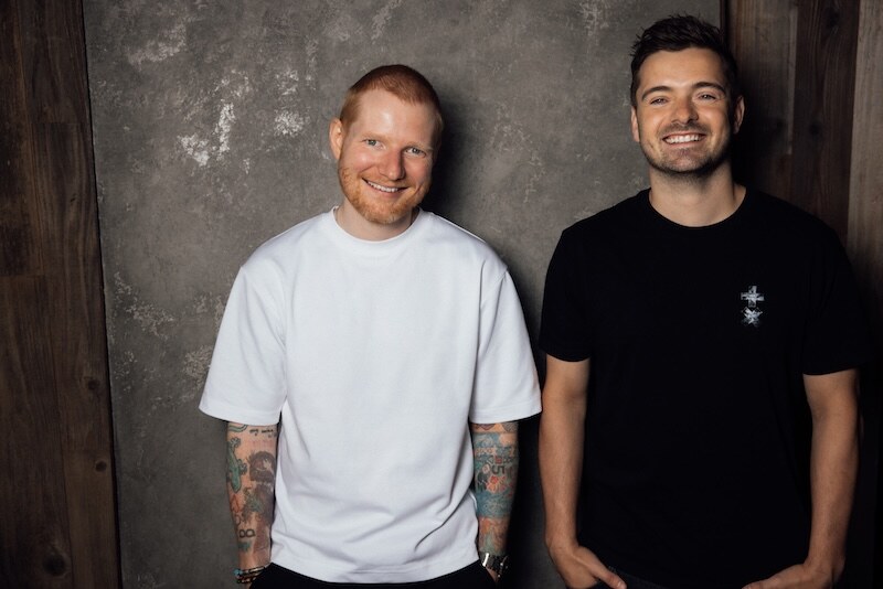 Martin Garrix en Ed Sheeran verrassen bruidspaar met spontane wedding crash na optredens in Chicago