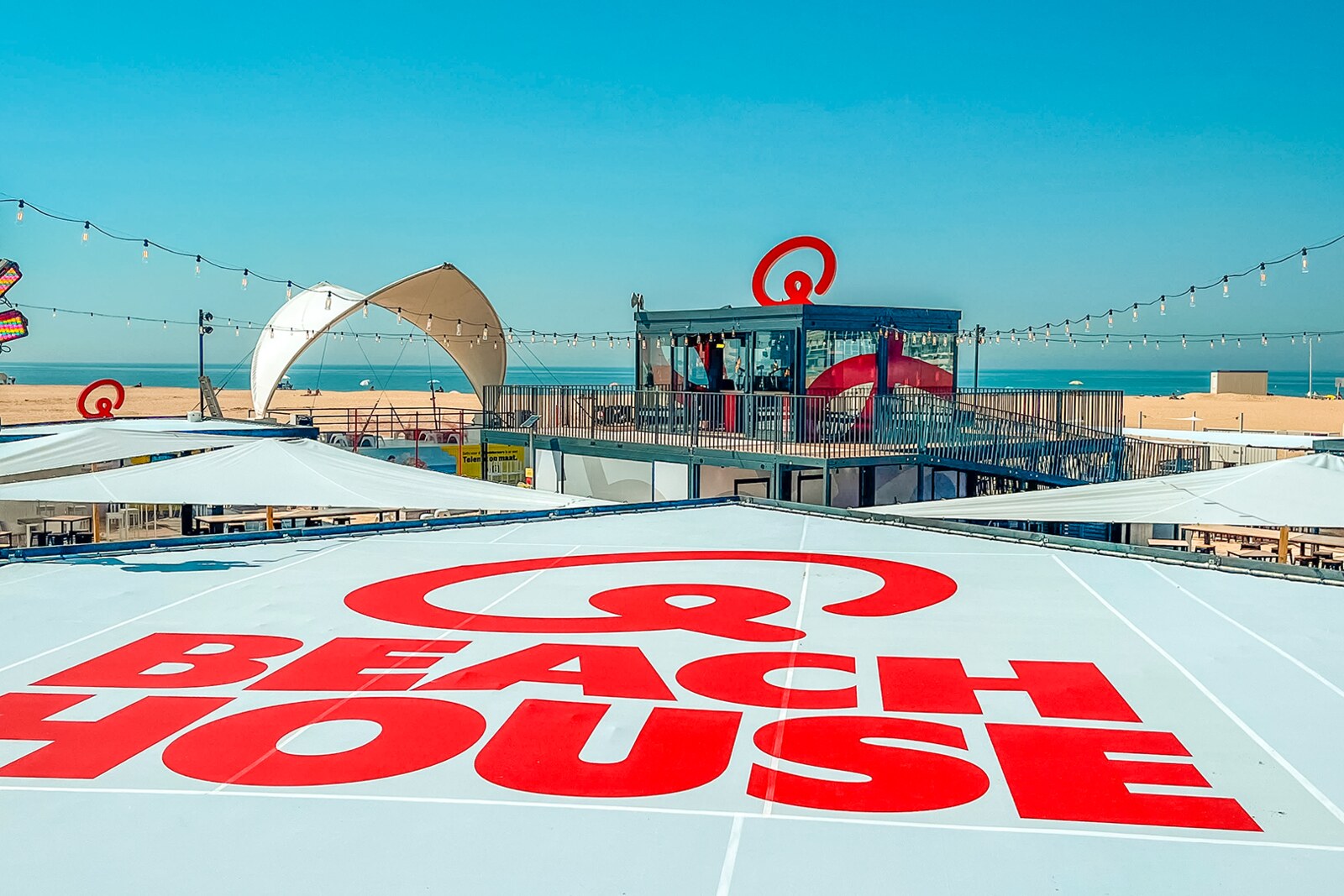 Maximum Summer: Qmusic steekt het Q-Beach House in een nieuw jasje en trapt de zomer af met liveoptreden van CAMILLE