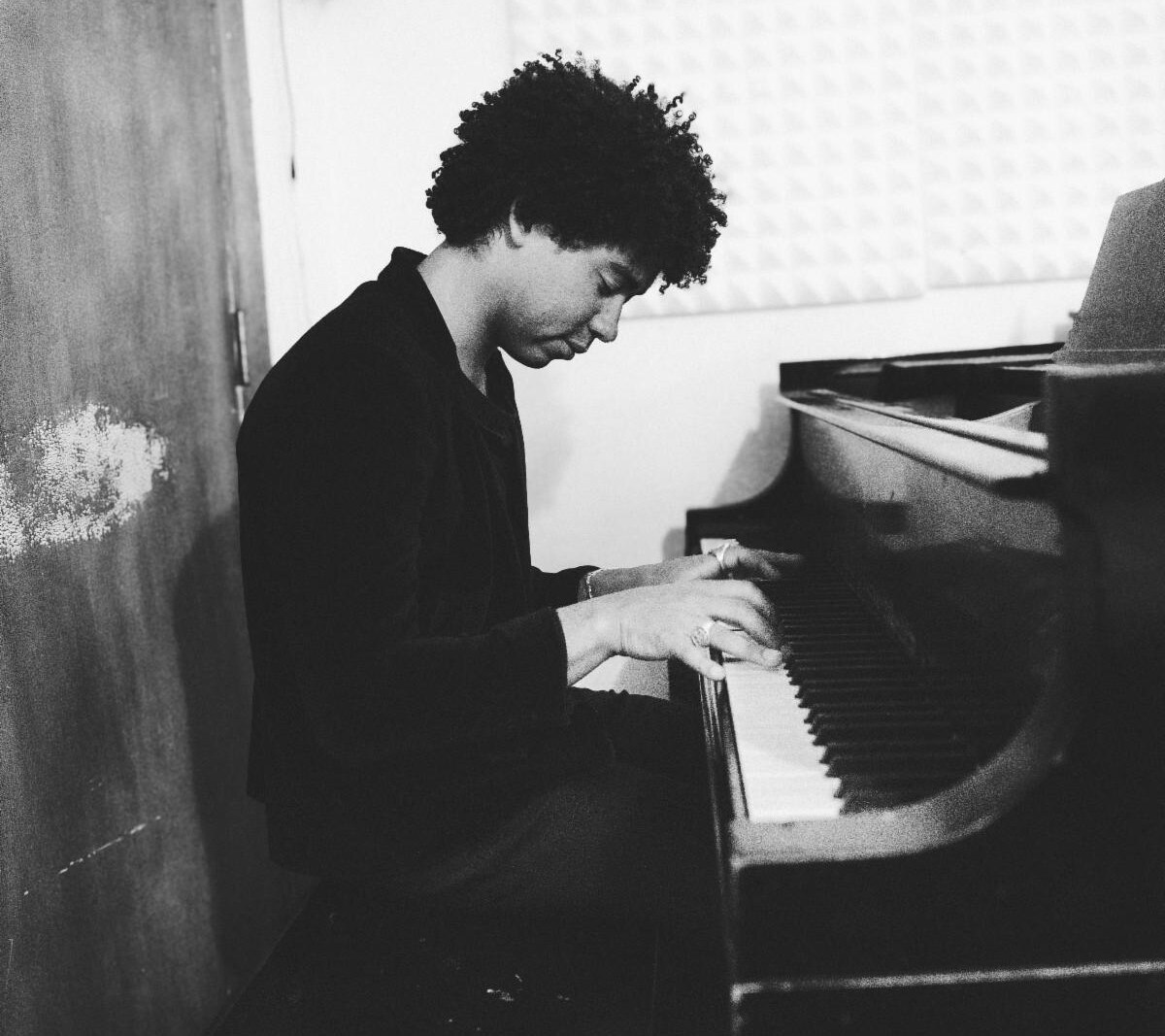 Luke Tyler Shelton releases first piano-driven single "Reasons"